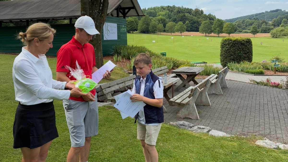Gruppe feiert auf dem Golfplatz — Decide. Trust. Play.